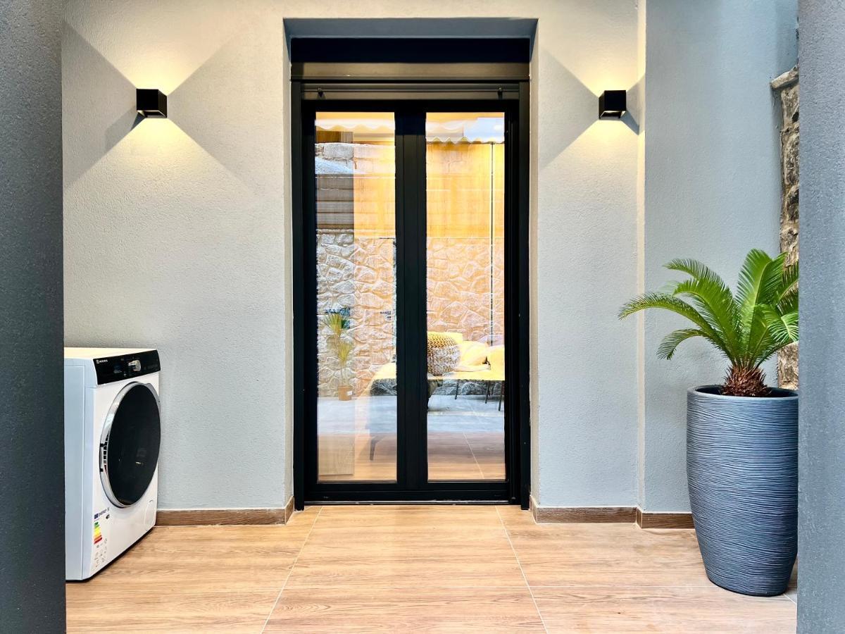 T&T Luxury Apartments - Rooftop Jacuzzi アテネ エクステリア 写真