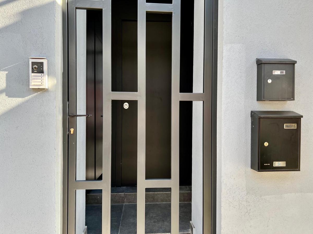 T&T Luxury Apartments - Rooftop Jacuzzi アテネ エクステリア 写真